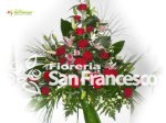 Cesto funebre con rose rosse